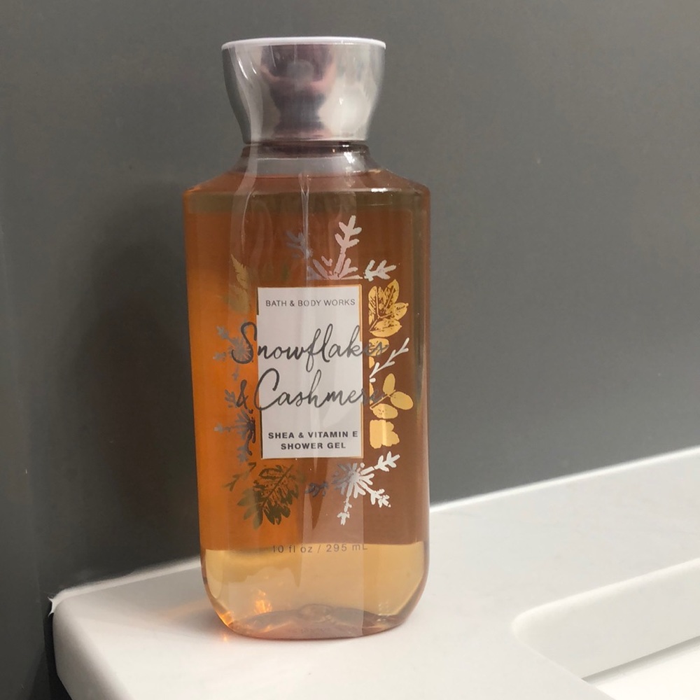 Snowflakes & Cashmere bath & body works shower gel